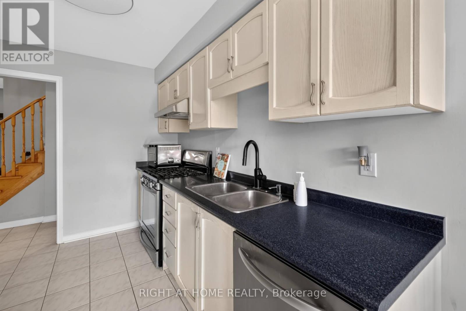 10 Lento Court, Vaughan, ON - Indoor Photo Showing Kitchen With Double Sink