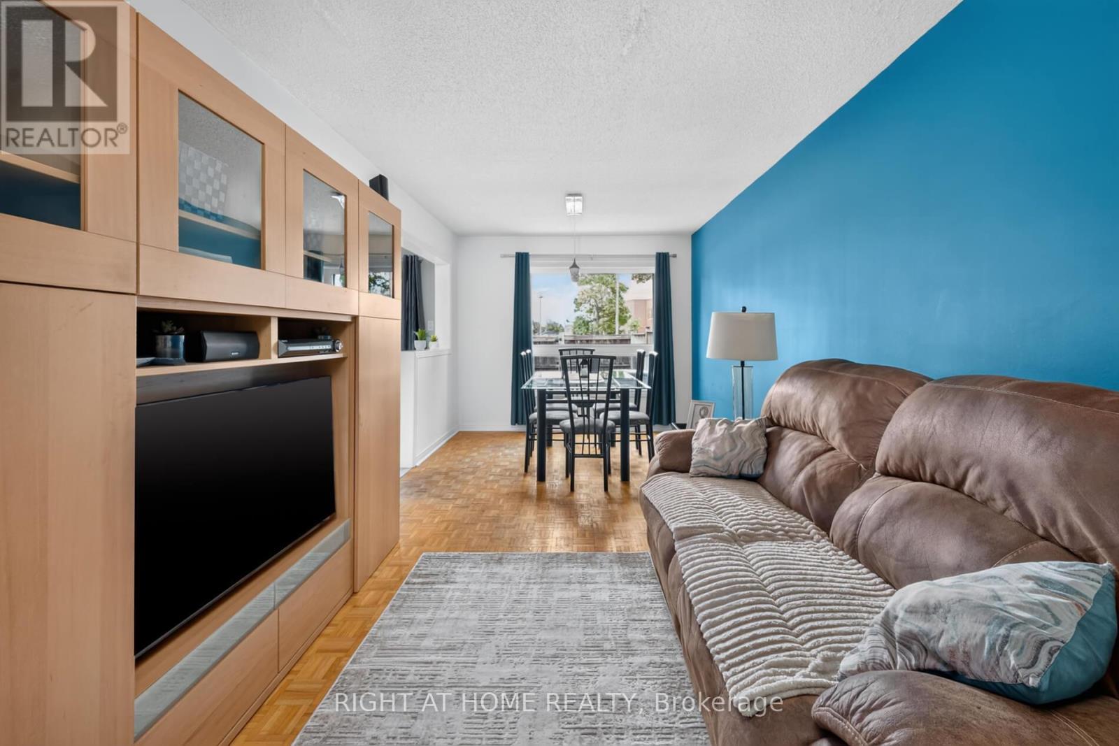 10 Lento Court, Vaughan, ON - Indoor Photo Showing Living Room