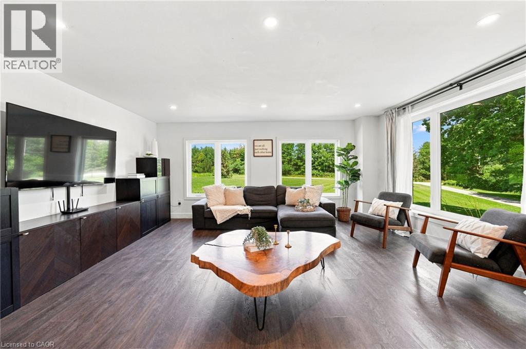 62 Thompson Road, Brantford, ON - Indoor Photo Showing Living Room