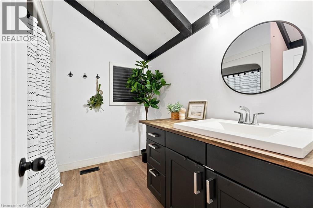 62 Thompson Road, Brantford, ON - Indoor Photo Showing Bathroom