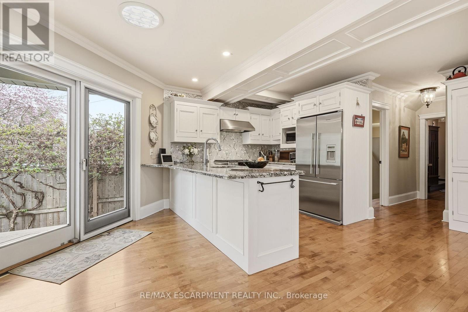 2116 Caroline Street, Burlington, ON - Indoor Photo Showing Kitchen
