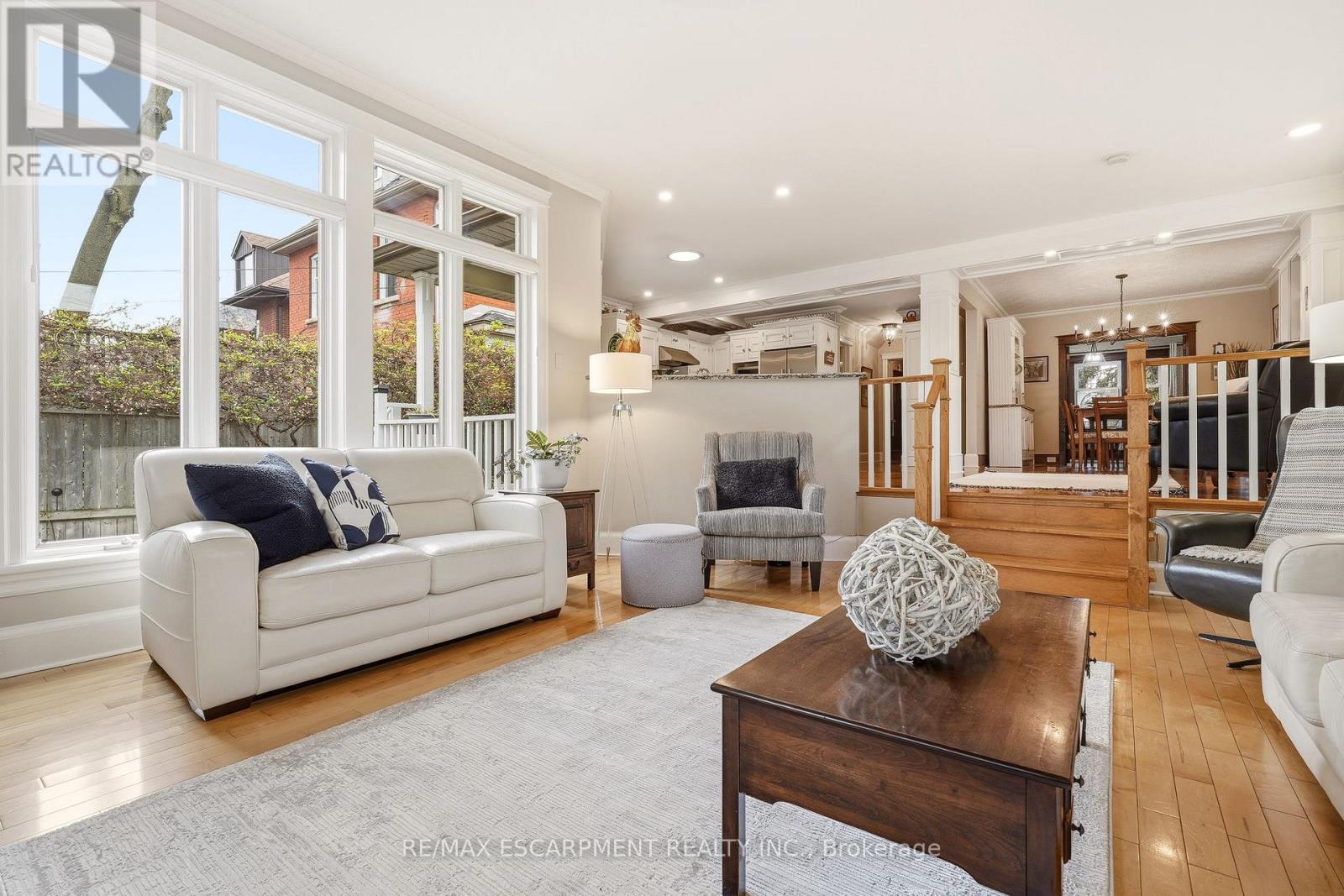 2116 Caroline Street, Burlington, ON - Indoor Photo Showing Living Room