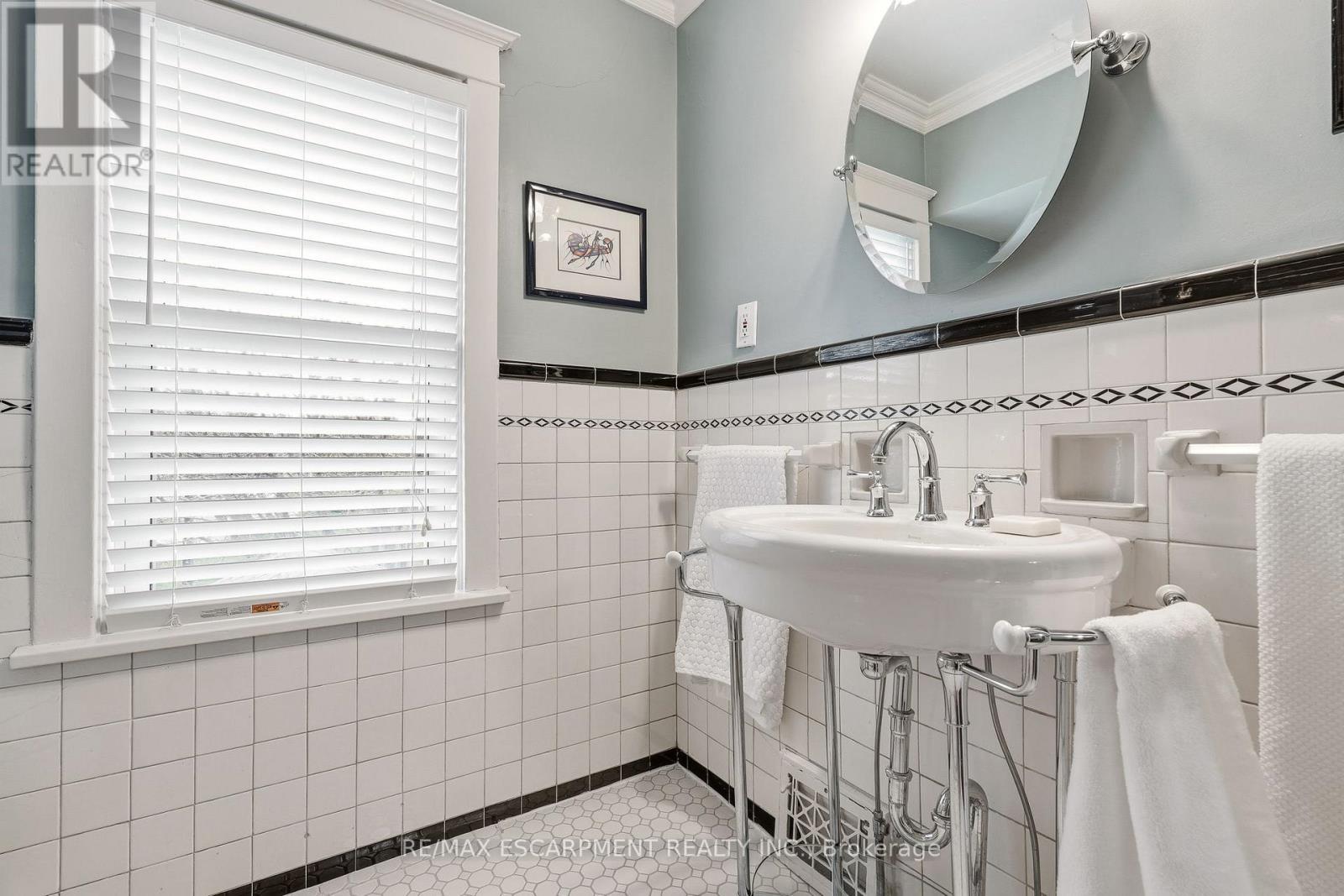 2116 Caroline Street, Burlington, ON - Indoor Photo Showing Bathroom