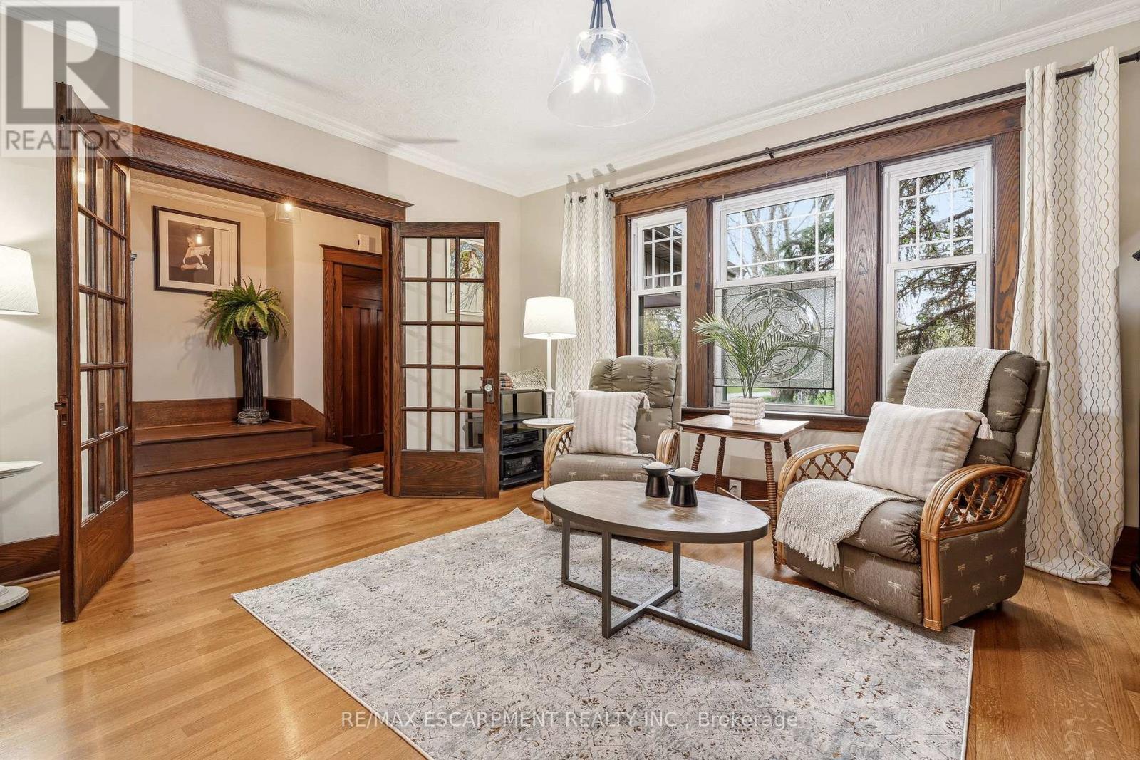 2116 Caroline Street, Burlington, ON - Indoor Photo Showing Living Room