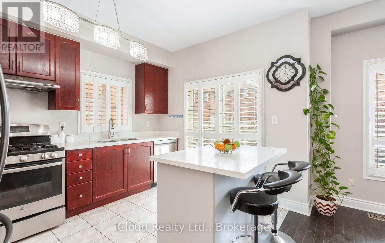 39 Flurry Circle, Brampton, ON - Indoor Photo Showing Kitchen
