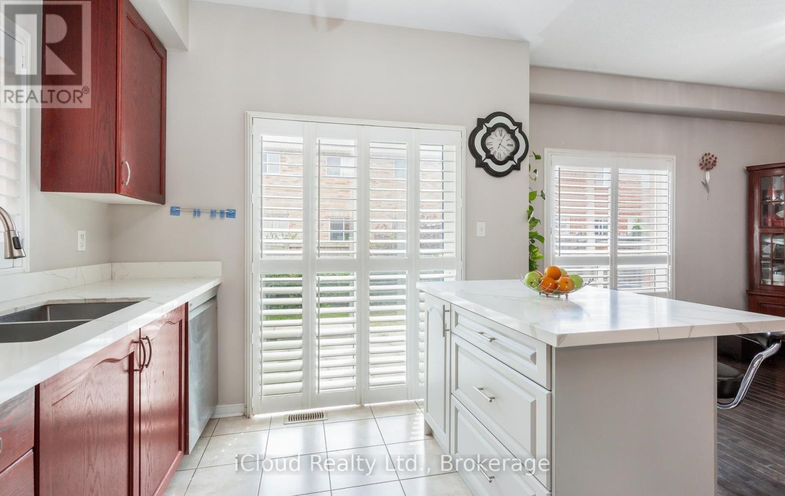 39 Flurry Circle, Brampton, ON - Indoor Photo Showing Kitchen With Double Sink