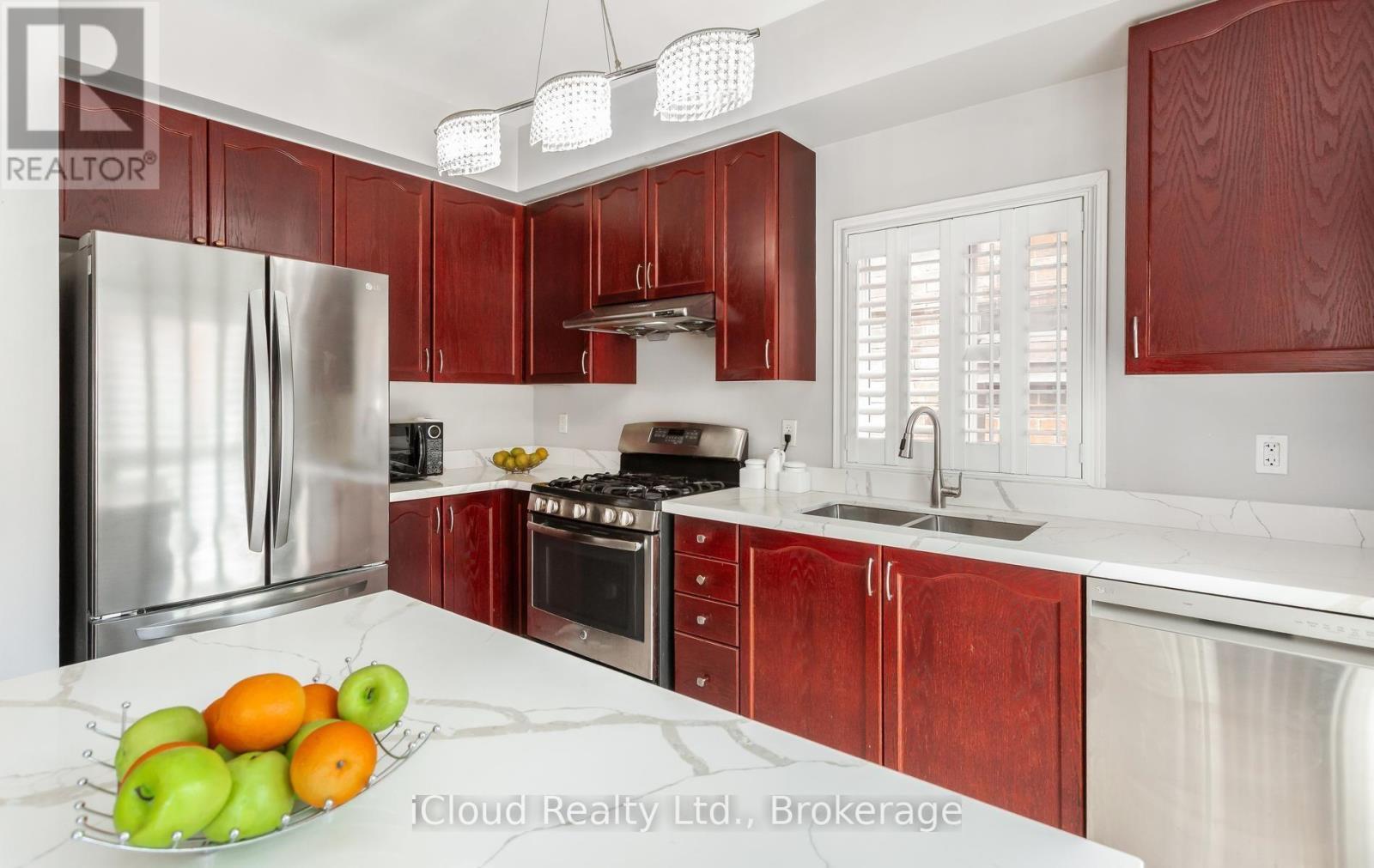 39 Flurry Circle, Brampton, ON - Indoor Photo Showing Kitchen With Double Sink