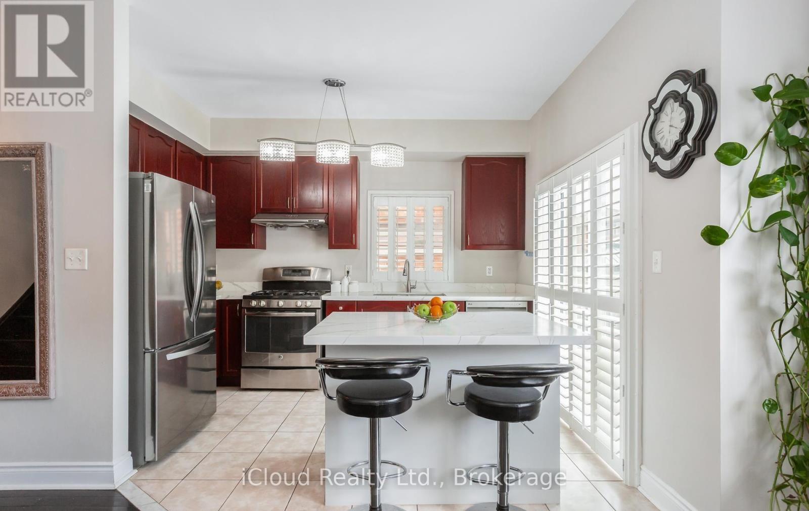 39 Flurry Circle, Brampton, ON - Indoor Photo Showing Kitchen With Double Sink With Upgraded Kitchen