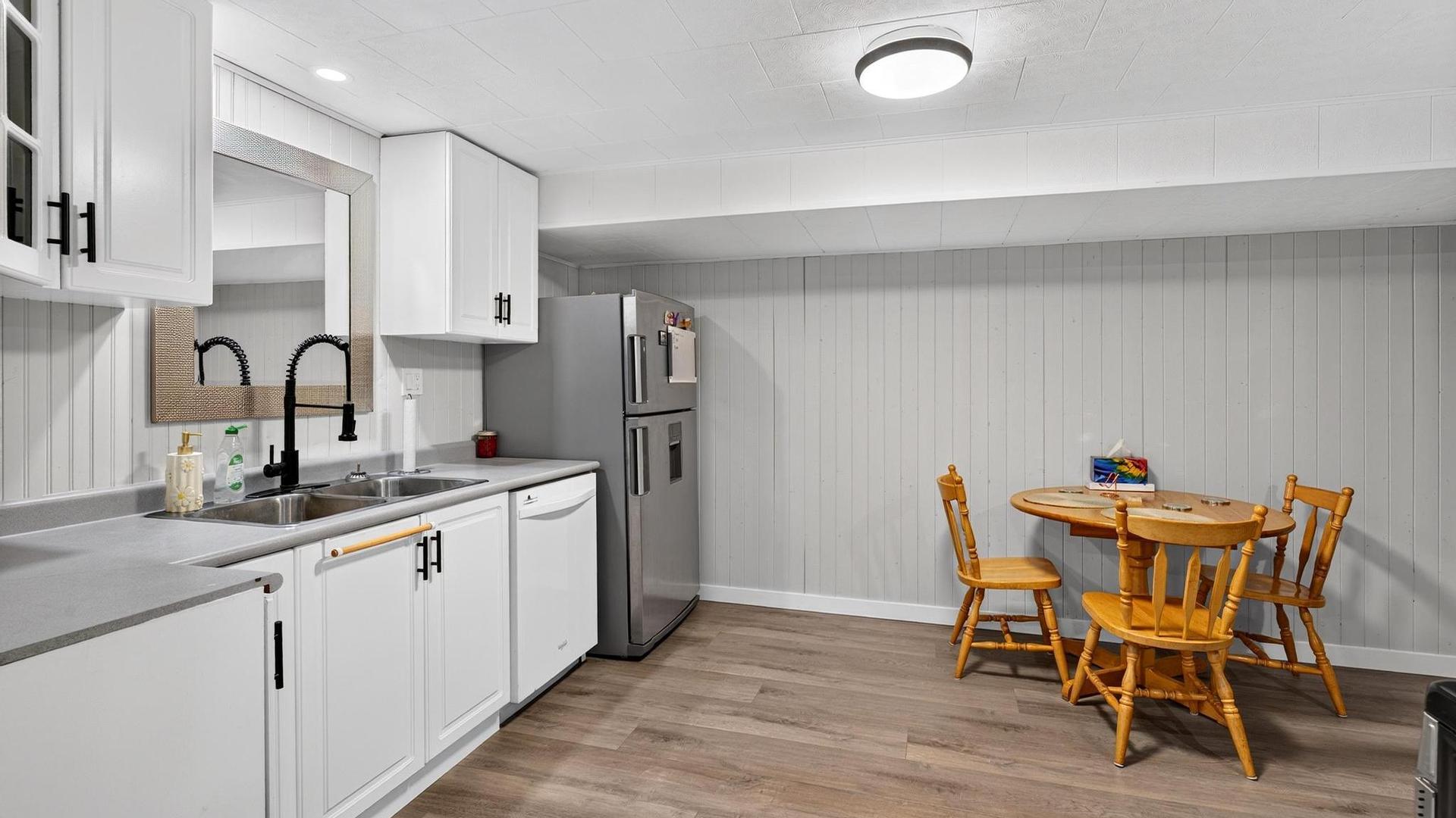 4202 16 Avenue, Vernon, BC - Indoor Photo Showing Kitchen With Double Sink