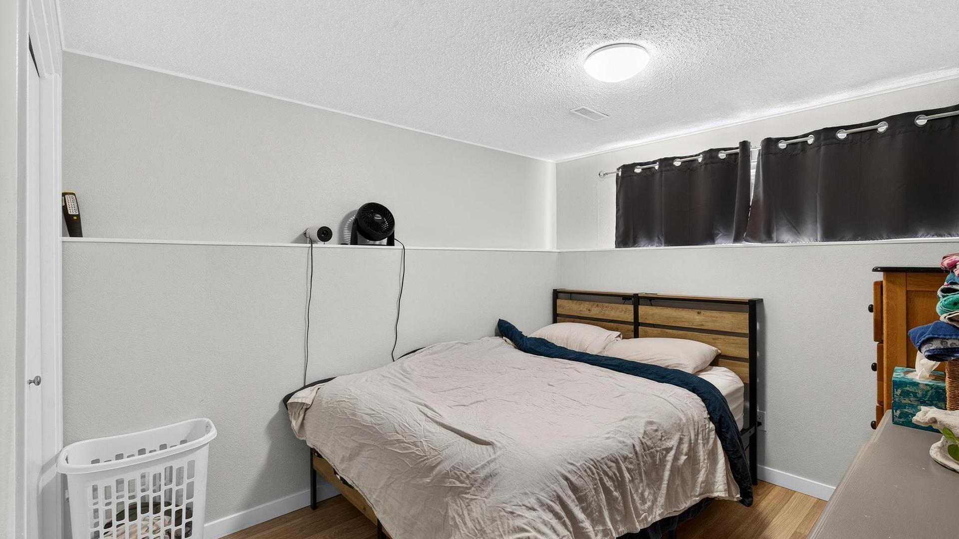 4202 16 Avenue, Vernon, BC - Indoor Photo Showing Bedroom