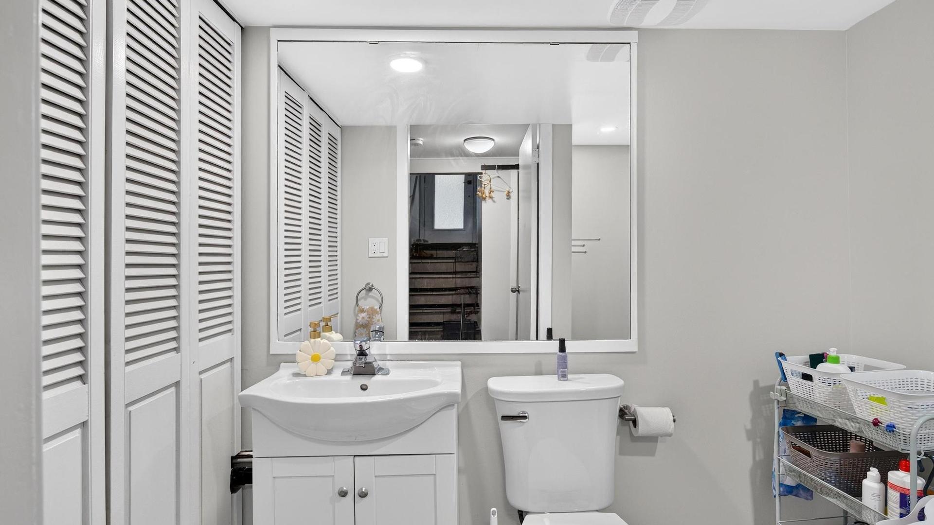 4202 16 Avenue, Vernon, BC - Indoor Photo Showing Bathroom