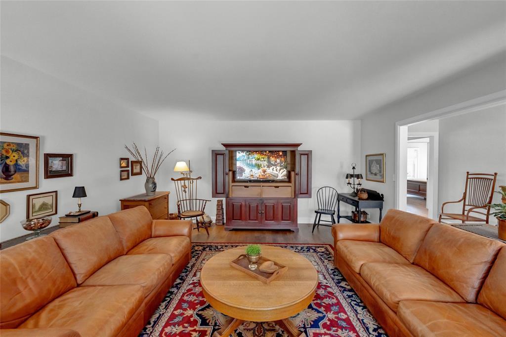 3894 St Clair Parkway, Port Lambton, ON - Indoor Photo Showing Living Room