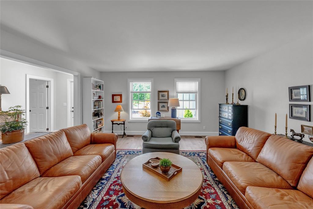 3894 St Clair Parkway, Port Lambton, ON - Indoor Photo Showing Living Room