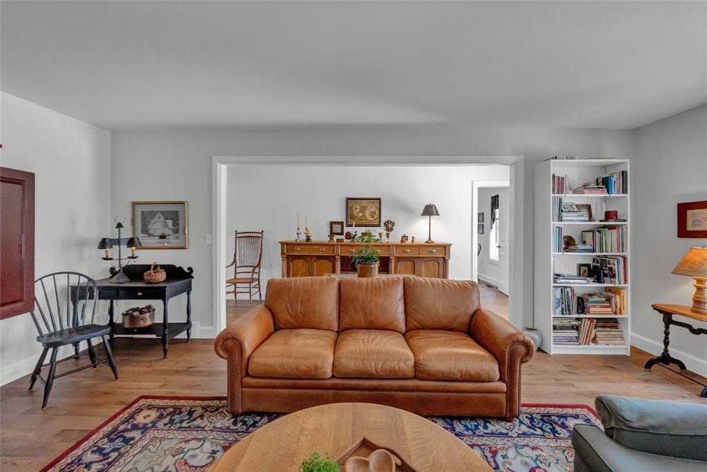 3894 St Clair Parkway, Port Lambton, ON - Indoor Photo Showing Living Room