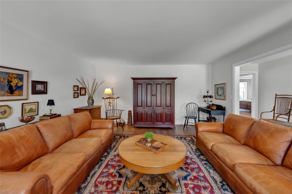 3894 St Clair Parkway, Port Lambton, ON - Indoor Photo Showing Living Room