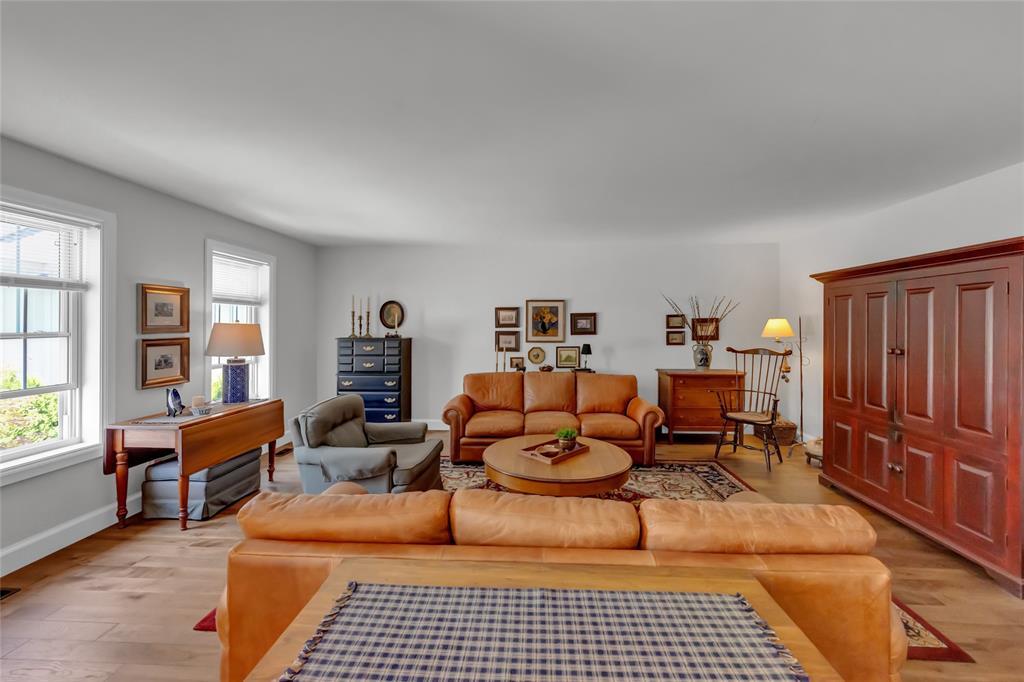 3894 St Clair Parkway, Port Lambton, ON - Indoor Photo Showing Living Room