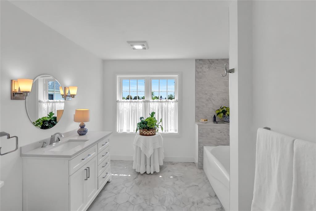 3894 St Clair Parkway, Port Lambton, ON - Indoor Photo Showing Bathroom