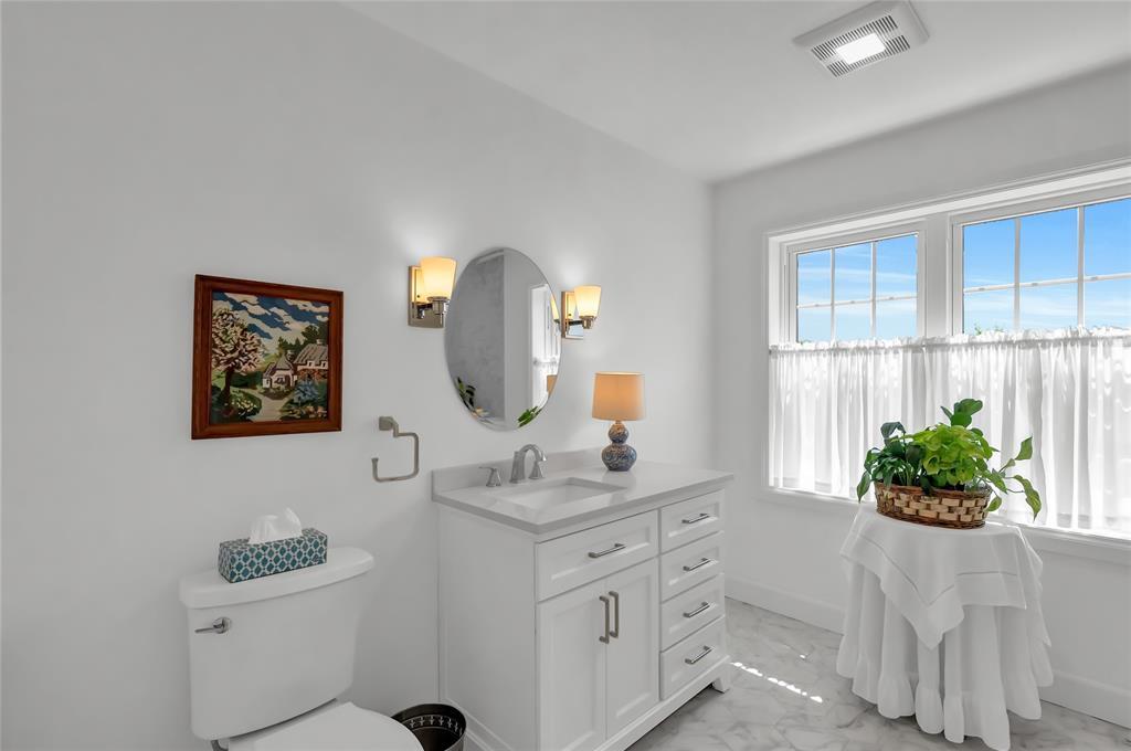 3894 St Clair Parkway, Port Lambton, ON - Indoor Photo Showing Bathroom
