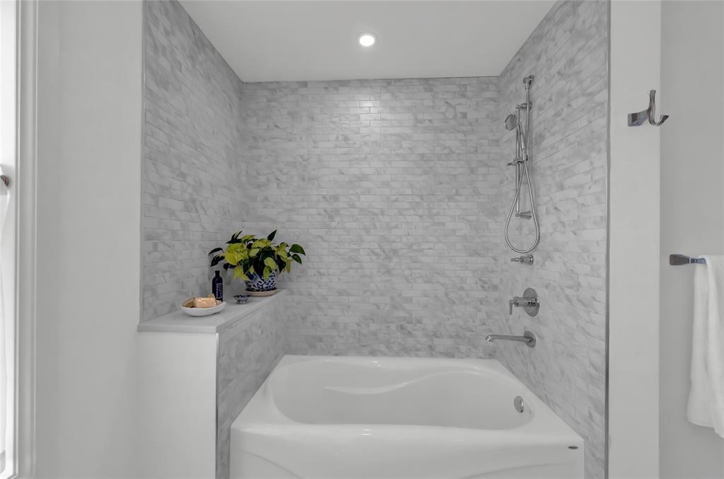 3894 St Clair Parkway, Port Lambton, ON - Indoor Photo Showing Bathroom