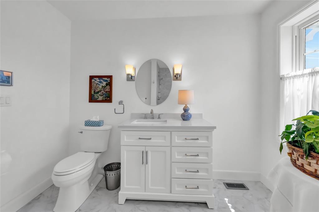 3894 St Clair Parkway, Port Lambton, ON - Indoor Photo Showing Bathroom