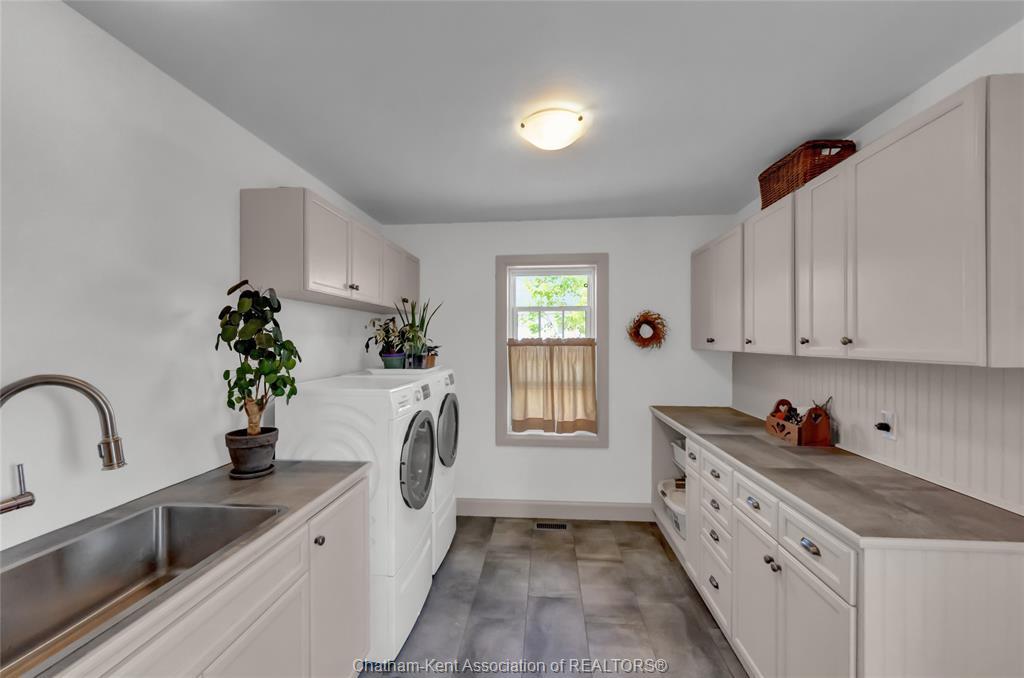 3894 St Clair Parkway, Port Lambton, ON - Indoor Photo Showing Laundry Room