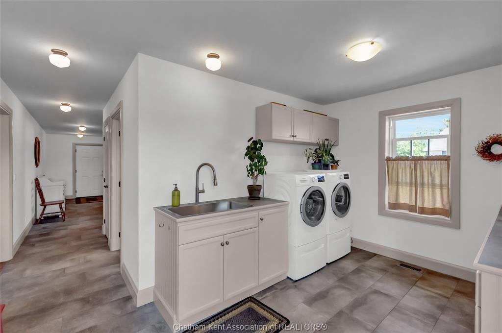3894 St Clair Parkway, Port Lambton, ON - Indoor Photo Showing Laundry Room