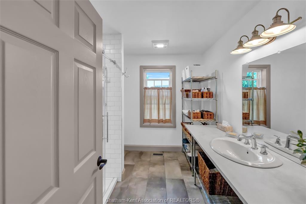 3894 St Clair Parkway, Port Lambton, ON - Indoor Photo Showing Bathroom