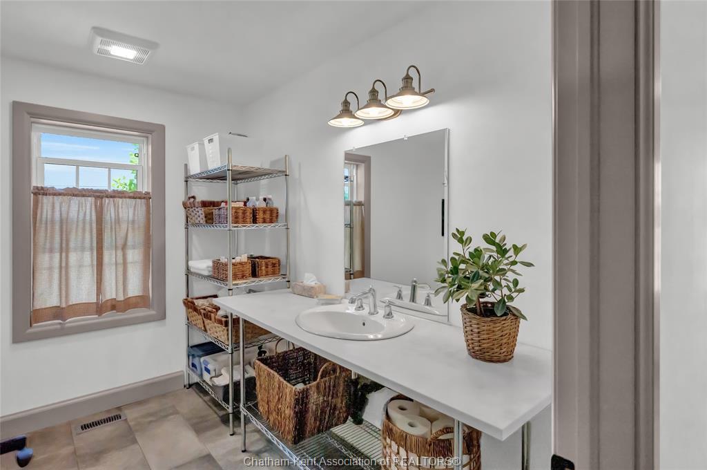 3894 St Clair Parkway, Port Lambton, ON - Indoor Photo Showing Bathroom