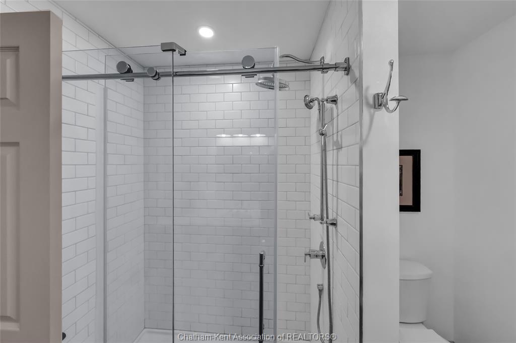 3894 St Clair Parkway, Port Lambton, ON - Indoor Photo Showing Bathroom