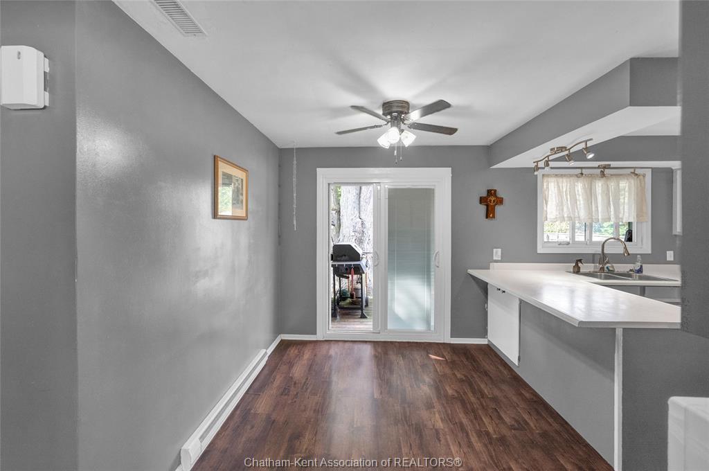 141 Lancefield Place, Chatham, ON - Indoor Photo Showing Kitchen With Double Sink
