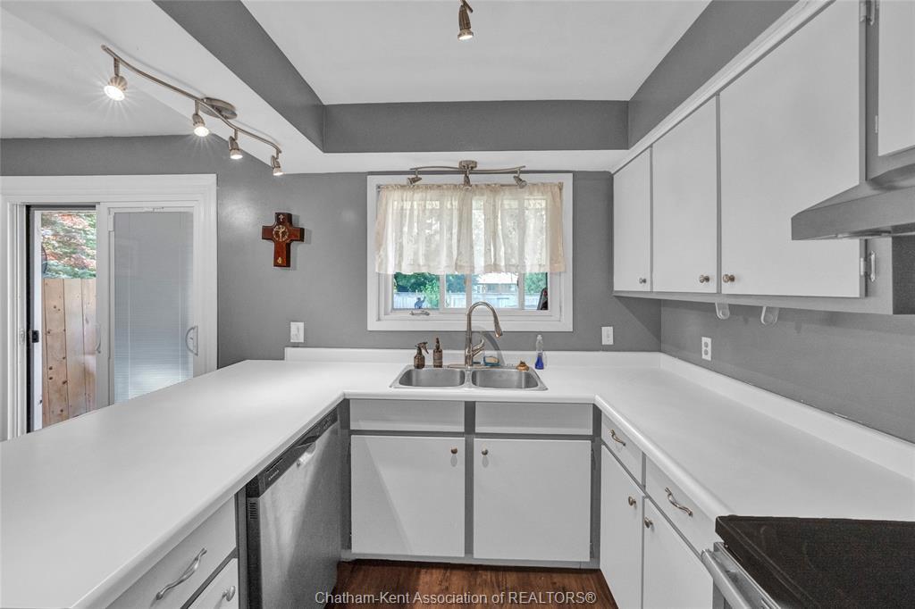 141 Lancefield Place, Chatham, ON - Indoor Photo Showing Kitchen With Double Sink