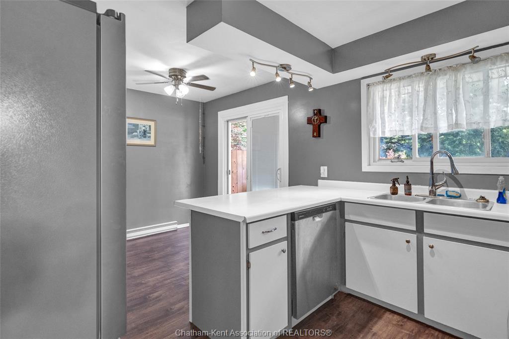 141 Lancefield Place, Chatham, ON - Indoor Photo Showing Kitchen With Double Sink