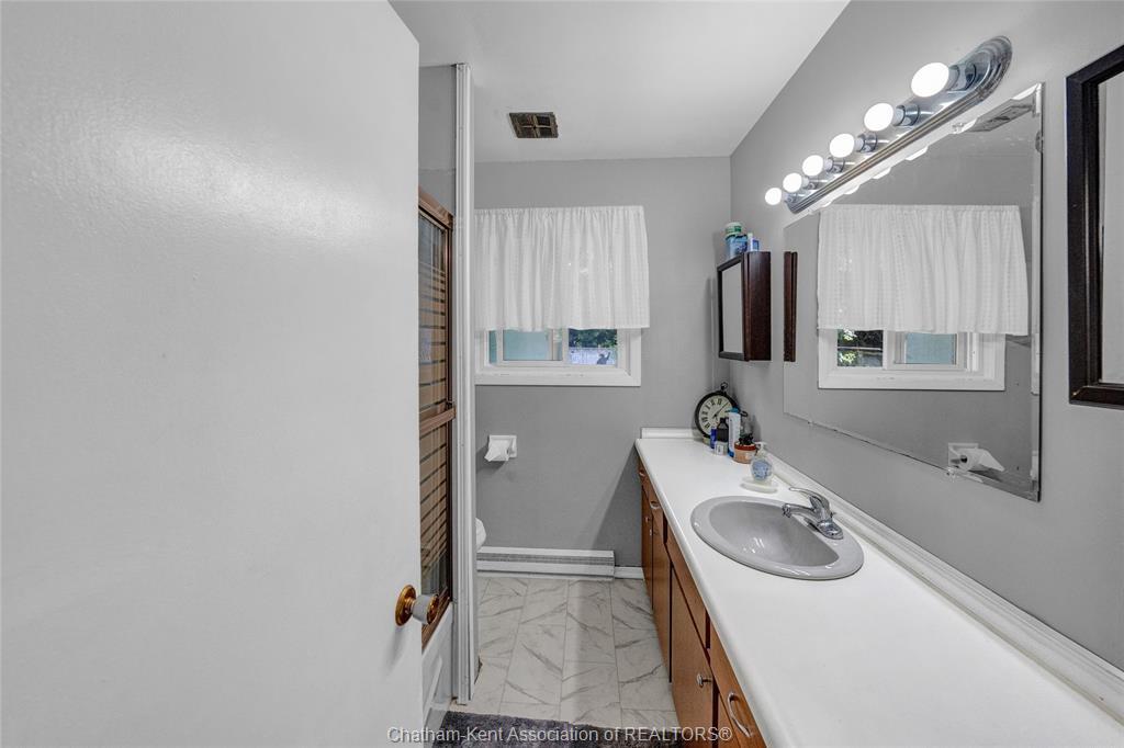141 Lancefield Place, Chatham, ON - Indoor Photo Showing Bathroom