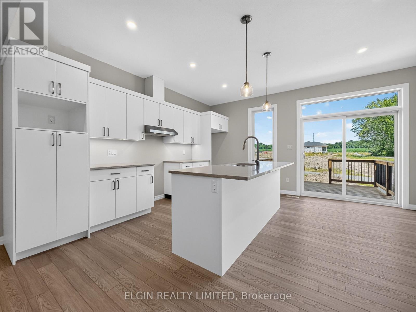 40 Finch Street, Tillsonburg, ON - Indoor Photo Showing Kitchen With Upgraded Kitchen