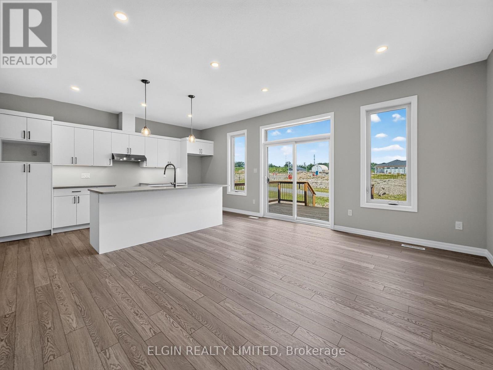 40 Finch Street, Tillsonburg, ON - Indoor Photo Showing Kitchen With Upgraded Kitchen