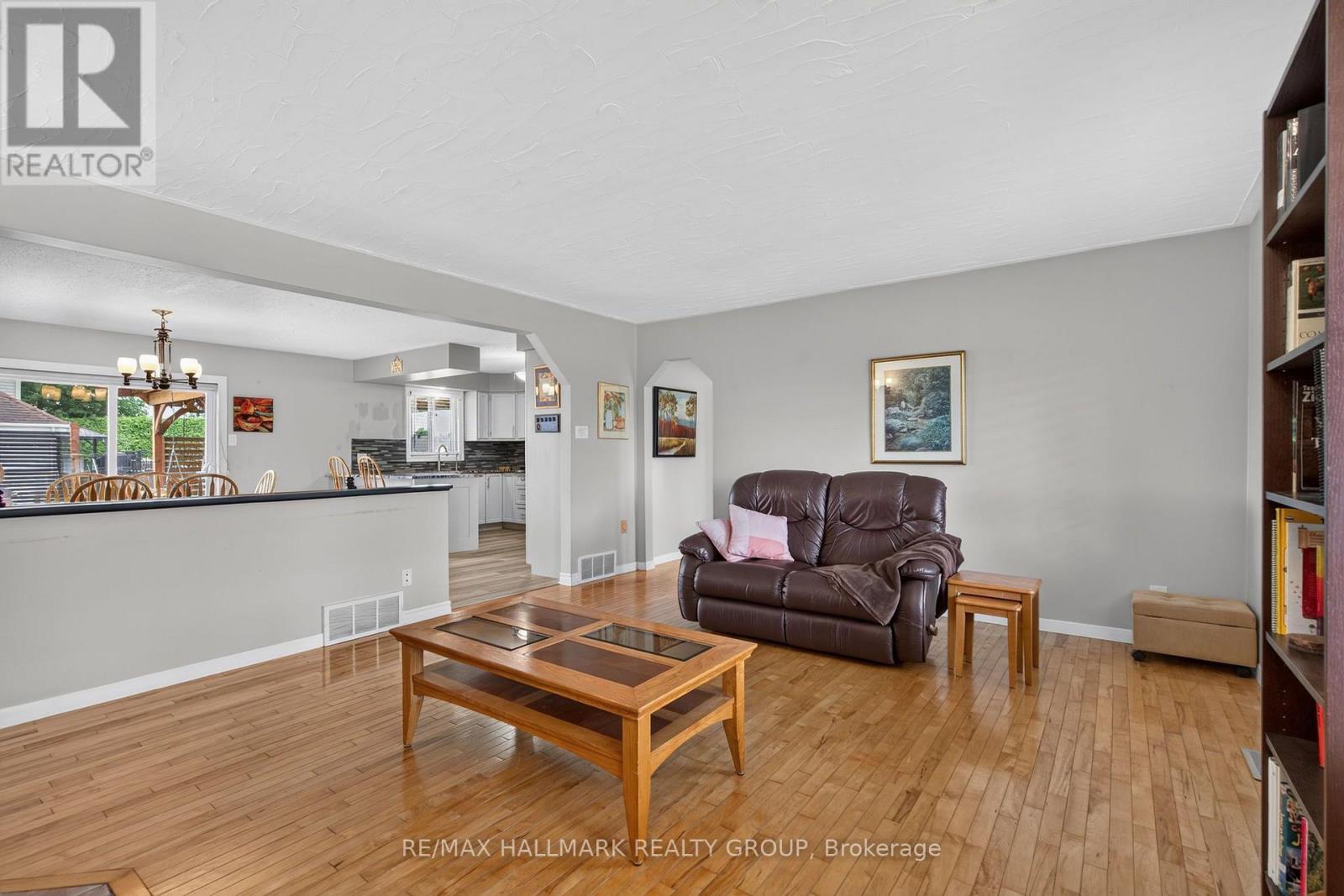 24 Bergevin Street, The Nation, ON - Indoor Photo Showing Living Room