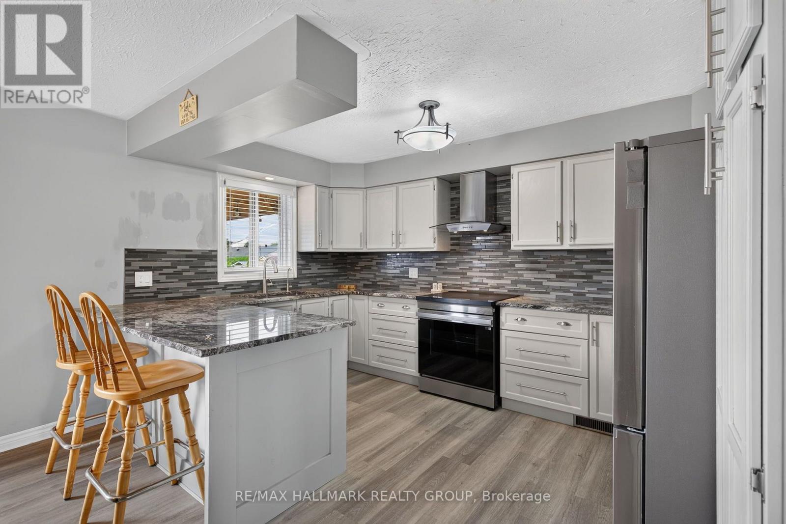 24 Bergevin Street, The Nation, ON - Indoor Photo Showing Kitchen With Upgraded Kitchen