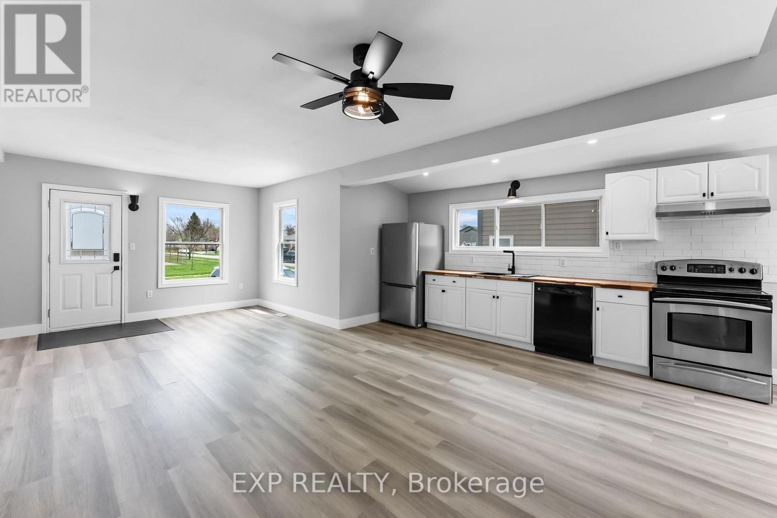20 Lloyd Street, St. Catharines (Western Hill), ON - Indoor Photo Showing Kitchen