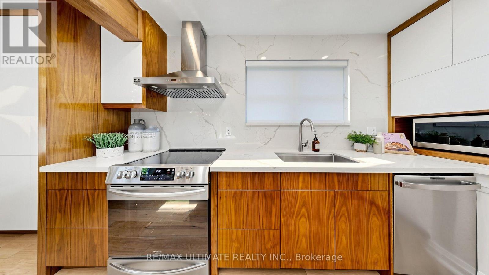 73 Bowerbank Drive, Toronto, ON - Indoor Photo Showing Kitchen