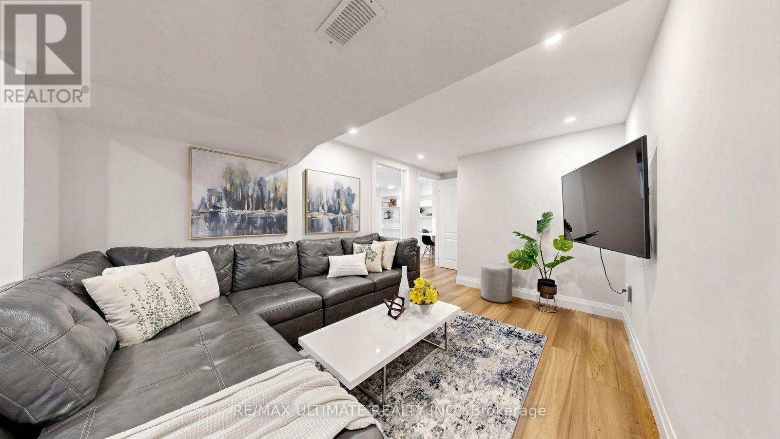 73 Bowerbank Drive, Toronto, ON - Indoor Photo Showing Living Room