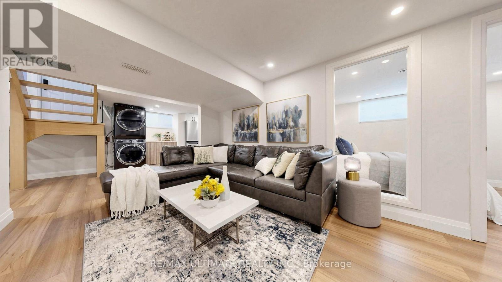 73 Bowerbank Drive, Toronto, ON - Indoor Photo Showing Living Room