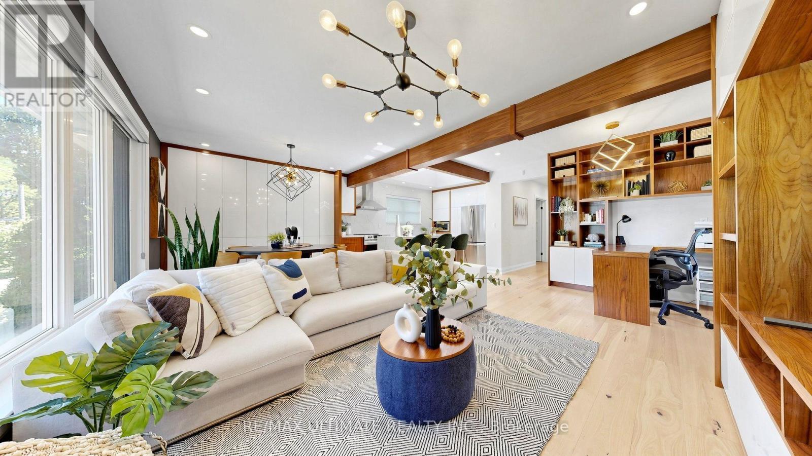 73 Bowerbank Drive, Toronto, ON - Indoor Photo Showing Living Room