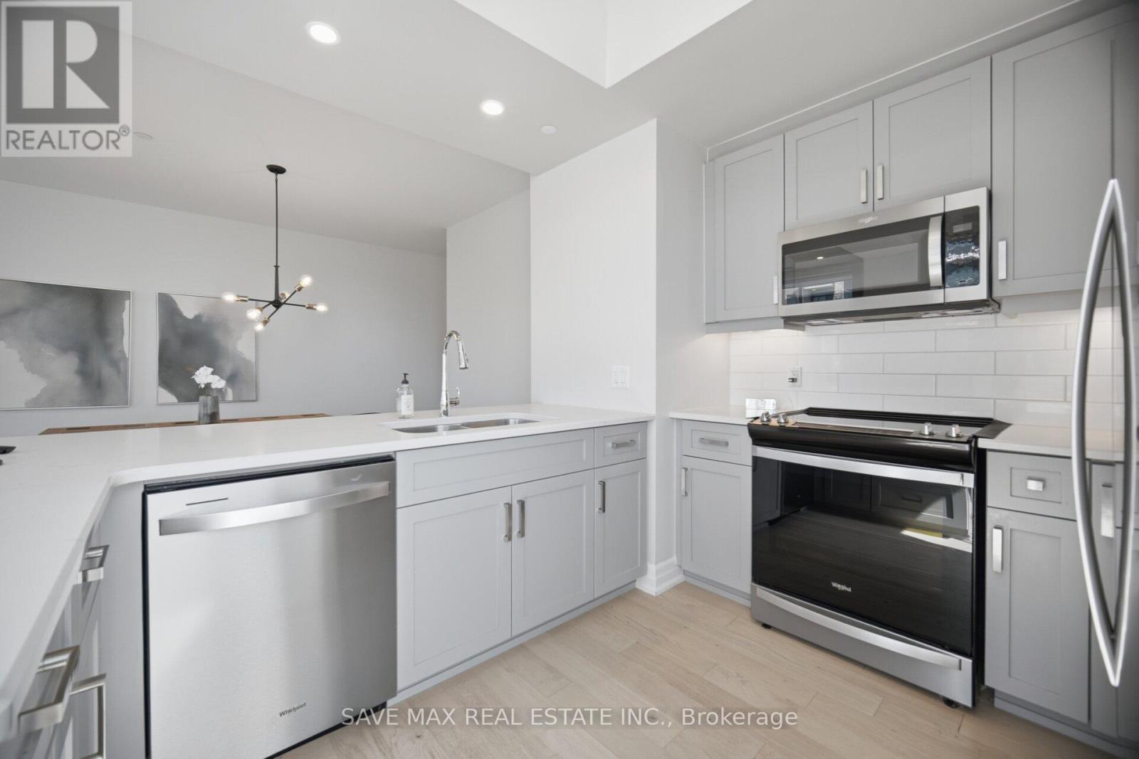 103 - 1878 Gordon Street, Guelph, ON - Indoor Photo Showing Kitchen With Stainless Steel Kitchen With Upgraded Kitchen