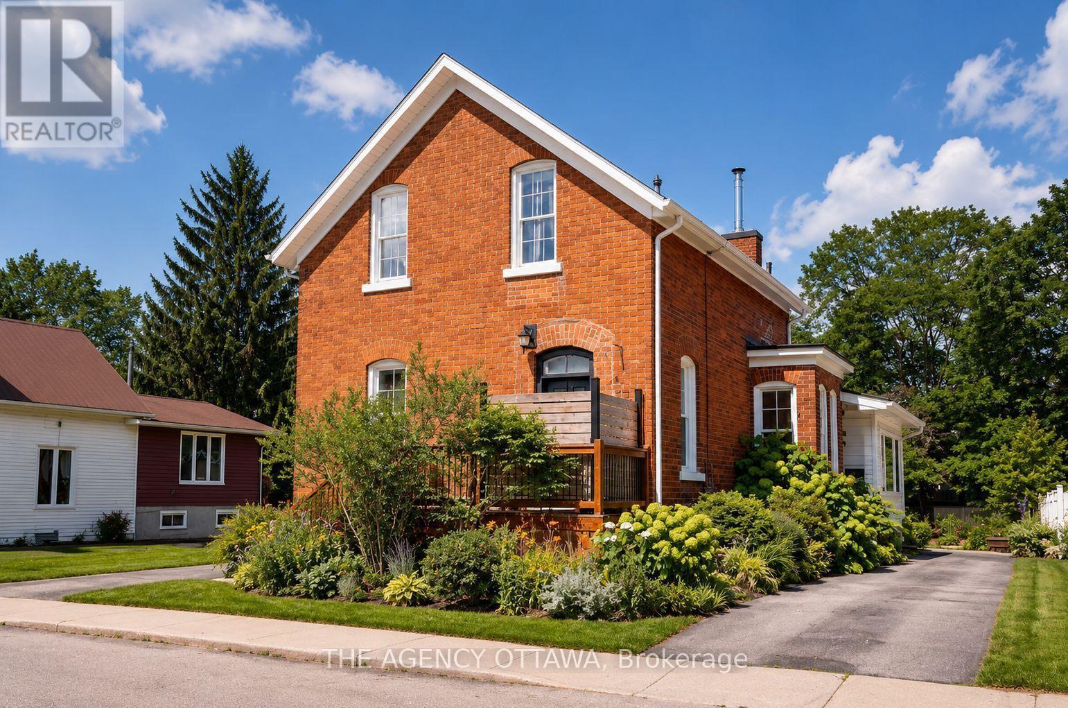 A & B - 33 Napoleon Street, Carleton Place, ON - Outdoor