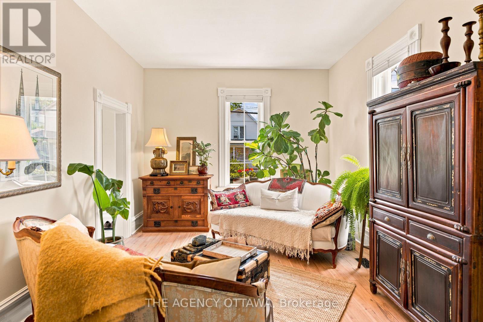 A & B - 33 Napoleon Street, Carleton Place, ON - Indoor Photo Showing Living Room