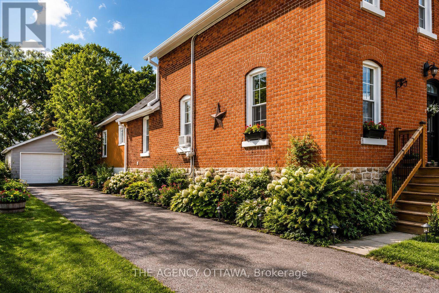 A & B - 33 Napoleon Street, Carleton Place, ON - Outdoor With Exterior