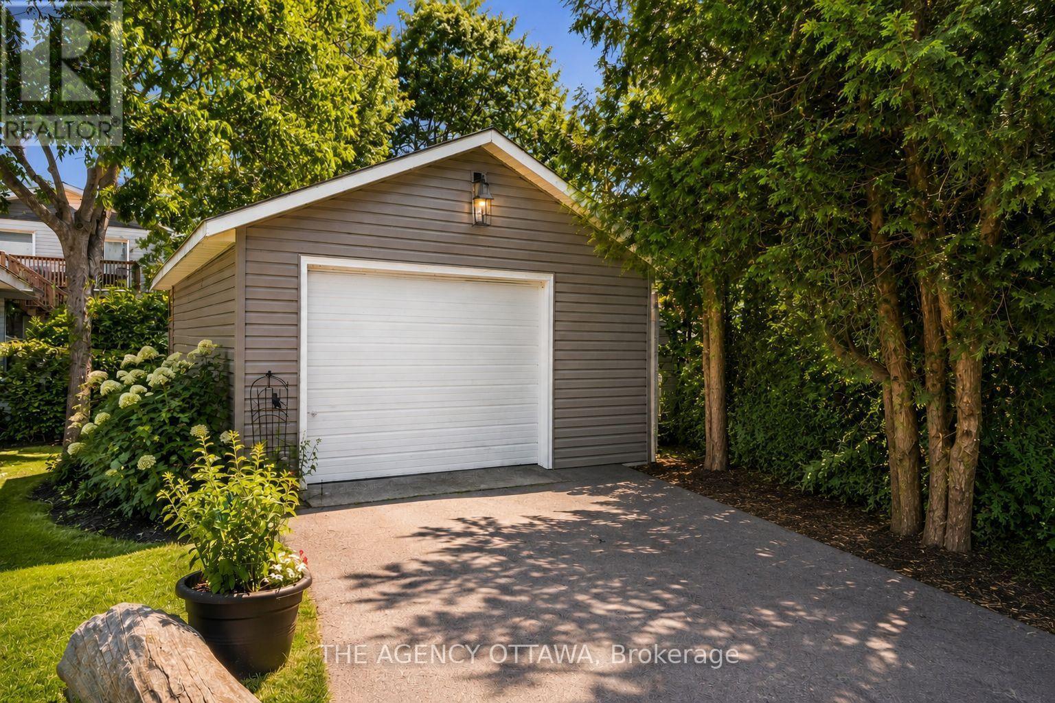 A & B - 33 Napoleon Street, Carleton Place, ON - Outdoor