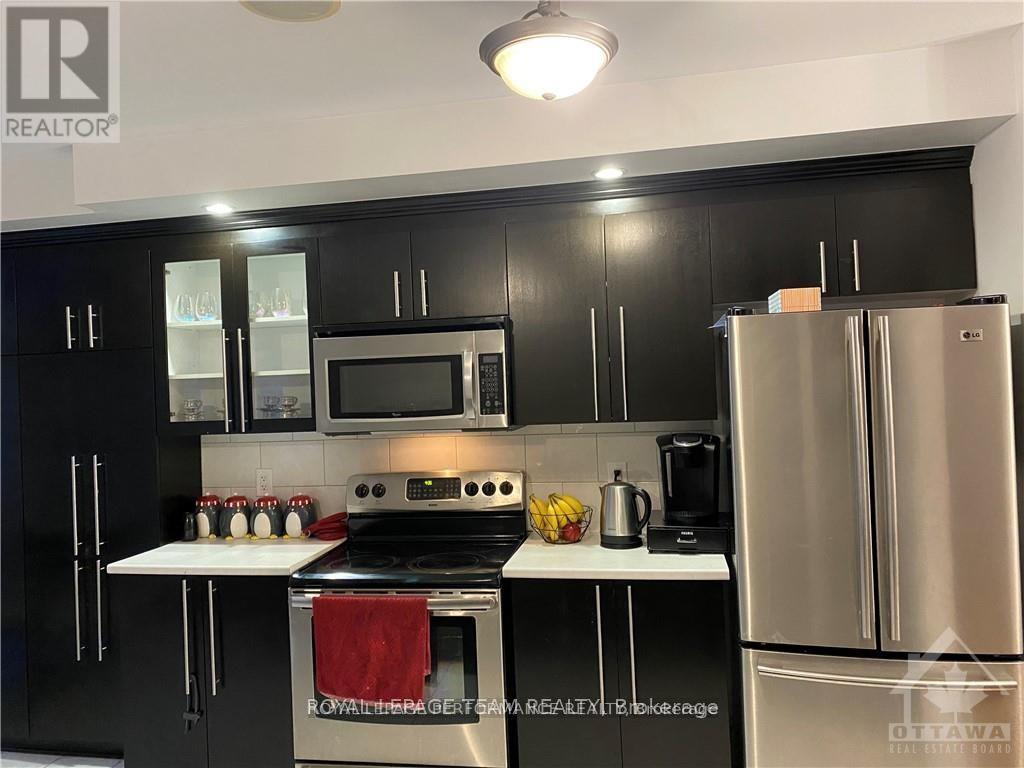 829 Percifor Way, Ottawa, ON - Indoor Photo Showing Kitchen With Stainless Steel Kitchen