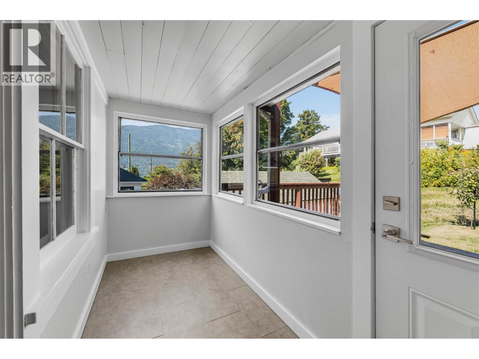 1011 Hall Street, Nelson, BC - With Exterior