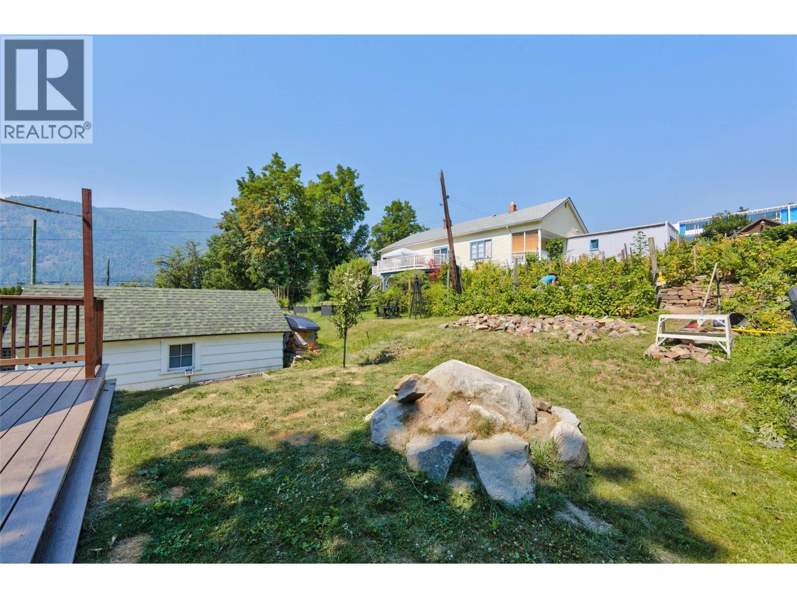 1011 Hall Street, Nelson, BC - Outdoor
